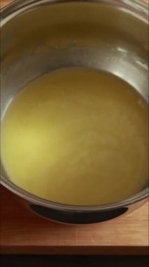 Eriyen tereyağını bal ve tarçınla küçük bir tencerede kapat.