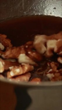 Karamel soslu karamelli ceviz yakın çekim