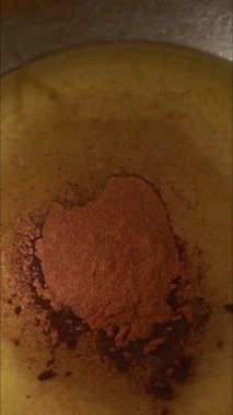 Eriyen tereyağını bal ve tarçınla küçük bir tencerede kapat.