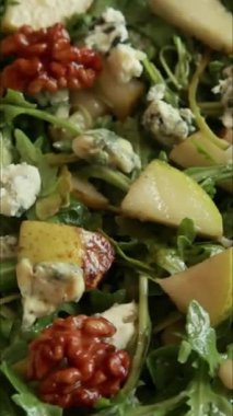 Sonbahar armut salatası, mavi peynir ve karamelli ceviz.