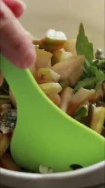 Sonbahar armut salatası, mavi peynir ve karamelli ceviz.