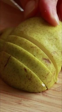 Taze armut dilimliyorum. Yakından.