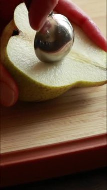 Taze armut dilimliyorum. Yakından.