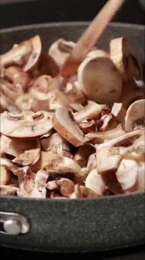 Tavada çiğ şampiyon mantarı pişiriyorum.