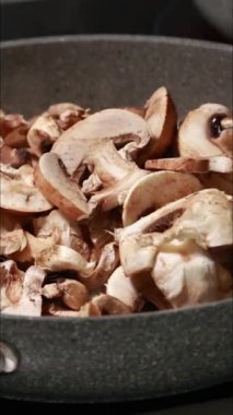 Tavada çiğ şampiyon mantarı pişiriyorum.