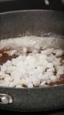 Kavrulmuş soğanı cızırdayan bir tavada pişirmeye yakın.