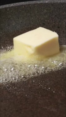 Tereyağını tavada eritiyorum.