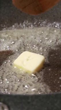 Tereyağını tavada eritiyorum.
