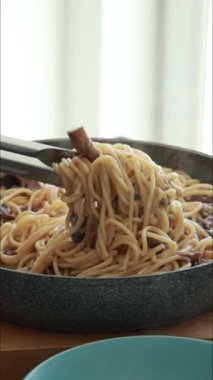 Sıcak sonbahar yemeği için kremalı mantarlı makarna yakın çekim