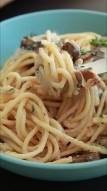 Sıcak sonbahar yemeği için kremalı mantarlı makarna yakın çekim