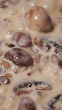 Krema soslu mantarları tavada dikey olarak pişirmek.