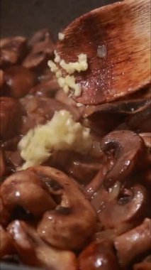 Krema soslu mantarları tavada dikey olarak pişirmek.