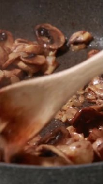 Krema soslu mantarları tavada dikey olarak pişirmek.