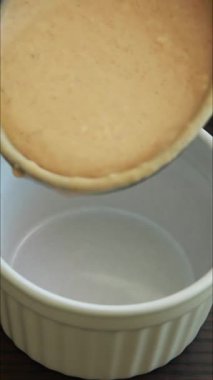 Seramik bardakları balkabağı suflesiyle doldur.