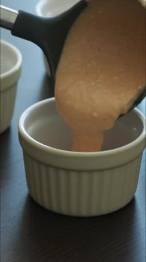 Seramik bardakları balkabağı suflesiyle doldur.