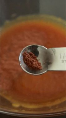 Balkabağı suflesi için ıslak malzemelerin karışımını kapat.