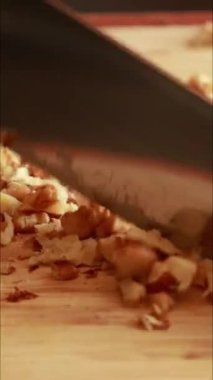 Ahşap kesim tahtasıyla ceviz doğramayı unutma.