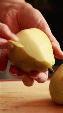 Kadın elleri taze armut dilimliyor, kapatıyoruz, mutfak yemeği hazırlıyoruz.