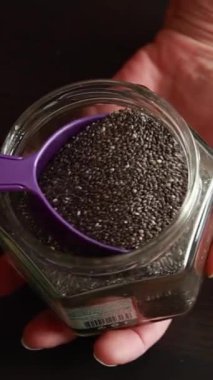 Sağlıklı yemek tarifi için çeyrek bardak chia çekirdeği ölçüsünü kapat