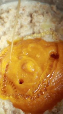 Elmalı balkabağı yulaf ezmesi hazırlamaya yakın durun.