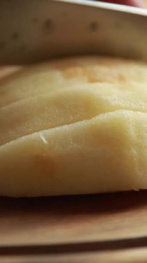 Tahta kesme tahtasının üzerinde taze elma dilimlemeye yakın.