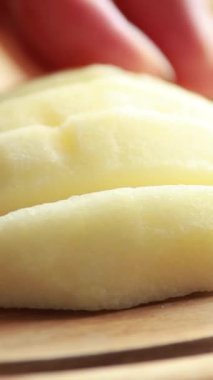 Tahta kesme tahtasının üzerinde taze elma dilimlemeye yakın.