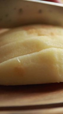 Tahta kesme tahtasının üzerinde taze elma dilimlemeye yakın.