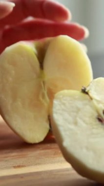 Tahta kesme tahtasının üzerinde taze elma dilimlemeye yakın.