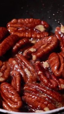 Karamelli fındıkları tavaya koy.