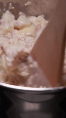 Elmalı balkabağı yulaf ezmesi hazırlamaya yakın durun.