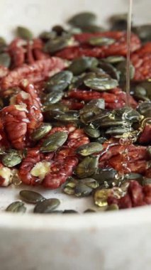 Tatlı ve baharatlı ceviz ve kabak çekirdeği hazırlıyorum.