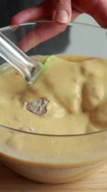 Balkabağı krep hamuru hazırlıyorum. Malzemeleri kaseye karıştırıyorum.