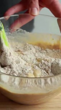 Balkabağı krep hamuru hazırlıyorum. Malzemeleri kaseye karıştırıyorum.