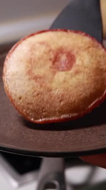 Taze balkabağı pankekleri sonbahar kahvaltısını dikey istifler.