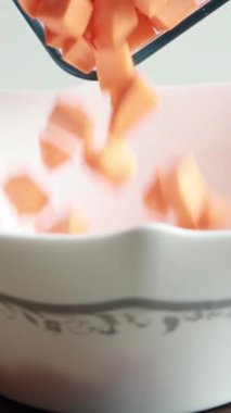 Taze çiğ patates küpleri mutfakta kapanıyor.