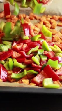 Kızarmış sonbahar sebzesi tepsisi tatlı patates çanı biberi fasulyesi mısır.