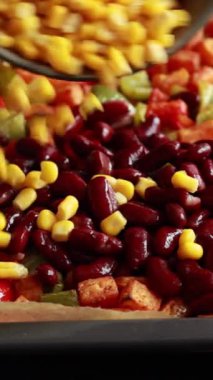 Kızarmış sonbahar sebzesi tepsisi tatlı patates çanı biberi fasulyesi mısır.