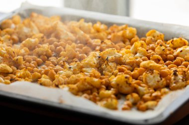 Kızarmış karnabahar ve nohut tepside sağlıklı yemek.