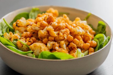 Kızarmış karnabahar ve nohut ile sağlıklı sonbahar salatasına yakın.