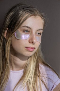 12 yaşında sevimli bir kız pembe göz bandı kullanıyor.