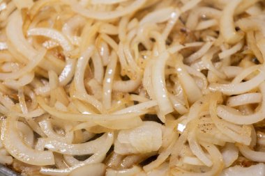 Soğan dilimleri sıcak tavada karamelize ediliyor.