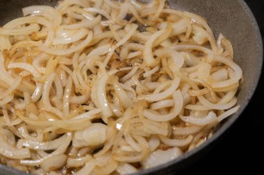 Soğan dilimleri sıcak tavada karamelize ediliyor.