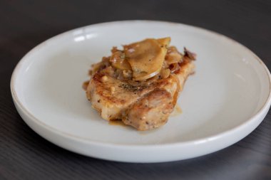 Elmalı domuz pirzolası ve karamelli soğan.