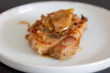 Elmalı domuz pirzolası ve karamelli soğan.