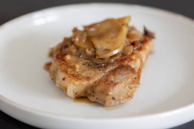Elmalı domuz pirzolası ve karamelli soğan.