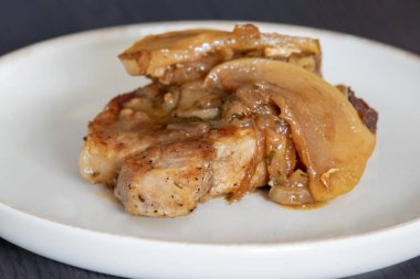 Elmalı domuz pirzolası ve karamelli soğan.