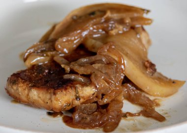 Elmalı domuz pirzolası ve karamelli soğan.