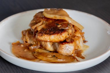 Elmalı domuz pirzolası ve karamelli soğan.
