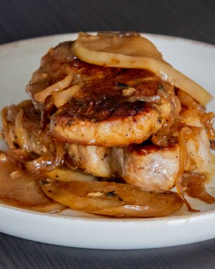 Elmalı domuz pirzolası ve karamelli soğan.