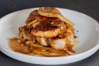 Elmalı domuz pirzolası ve karamelli soğan.